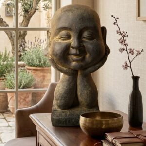 פסל ראש בודהה נשען על ידיו