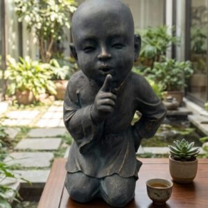 פסל נזיר בודהה צעיר משקיט