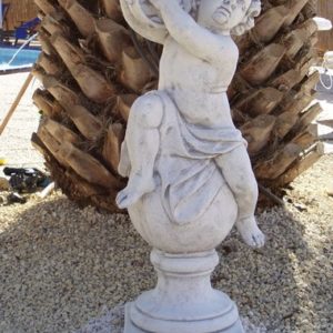 פסל מלאך עם תוף מרים