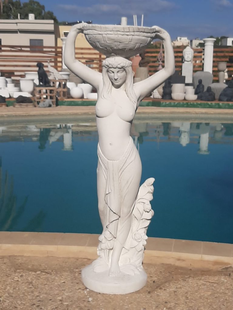 אישה עם סל על הראש פסלים מיוחדים לגינה