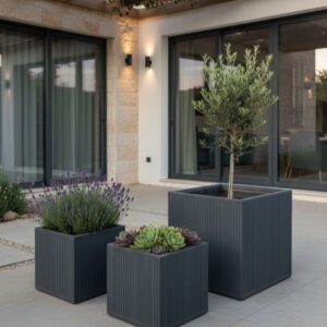 אדניות מרובעות פיברסטון סדרת STRIPE, בצבע אפור כהה