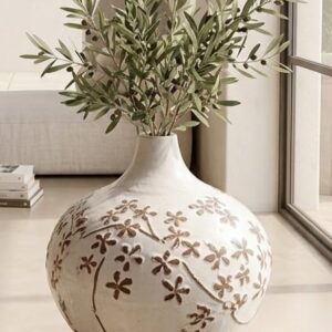 כד גדול מעוטר בפרחים