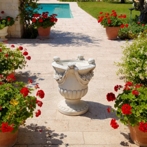 עציץ בעיצוב קלאסי/טוסקני עם עיטורים