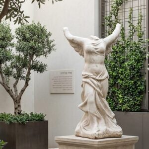 דמות נשית קלאסית בסגנון עתיק