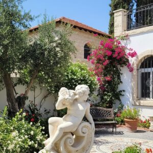 פסל ילד נשען על עיטור גליפוטי (Putto) בסגנון הבארו