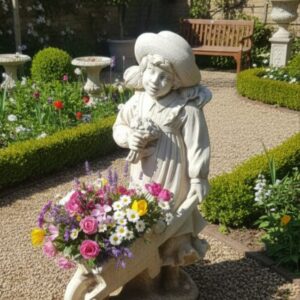 ילדה עם מריצה