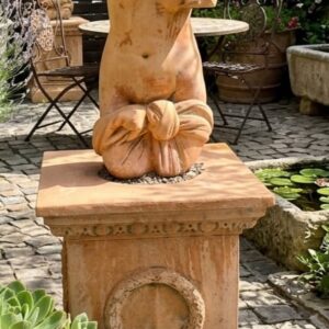 דמות בסגנון קלאסי בצבע חום טרקוטה