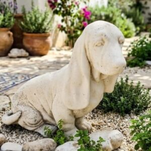 פסל כלב עם אוזניים ארוכות